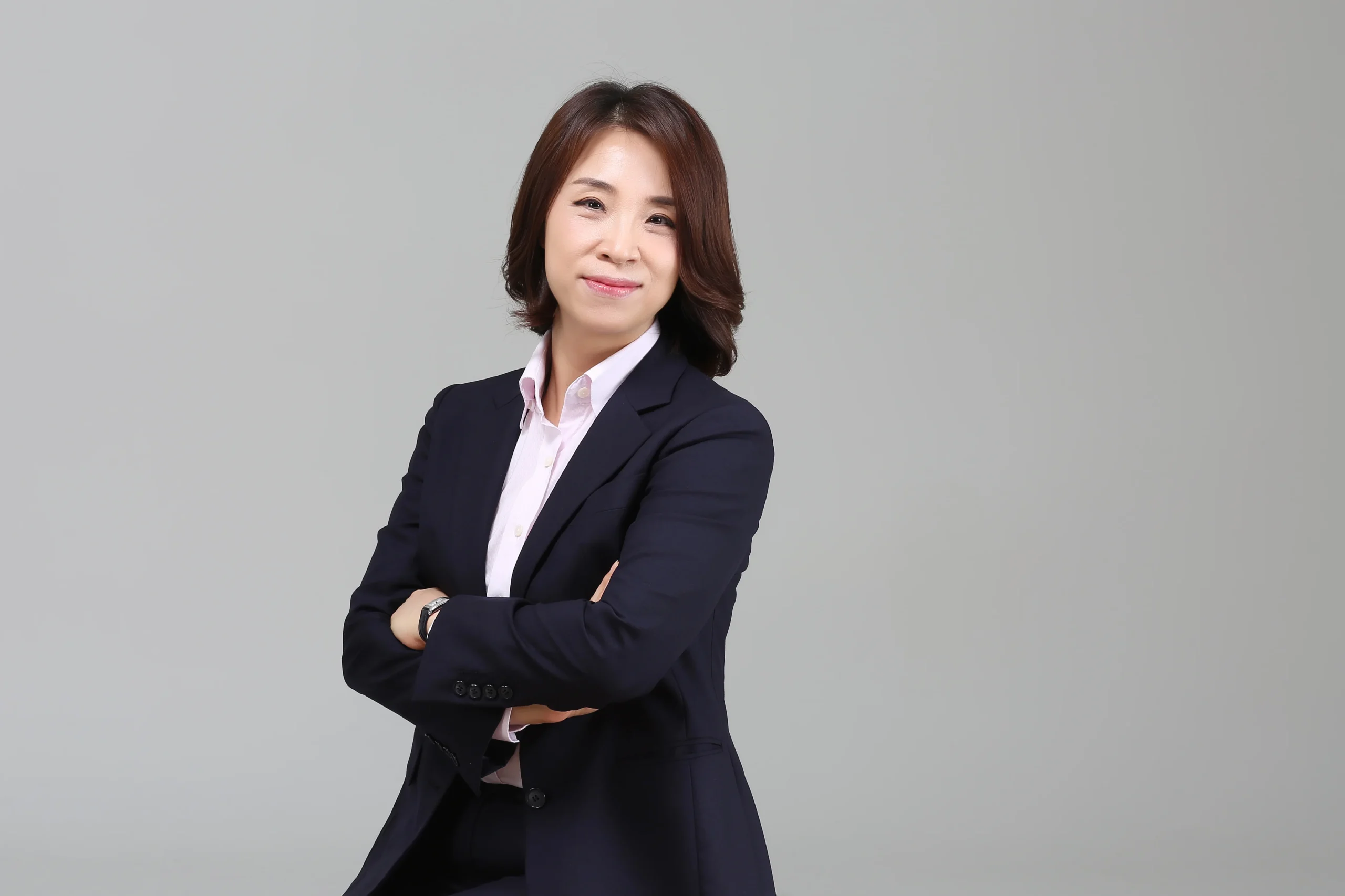 명예훼손 합의금|정장 차림의 여성 전문직 프로필 사진