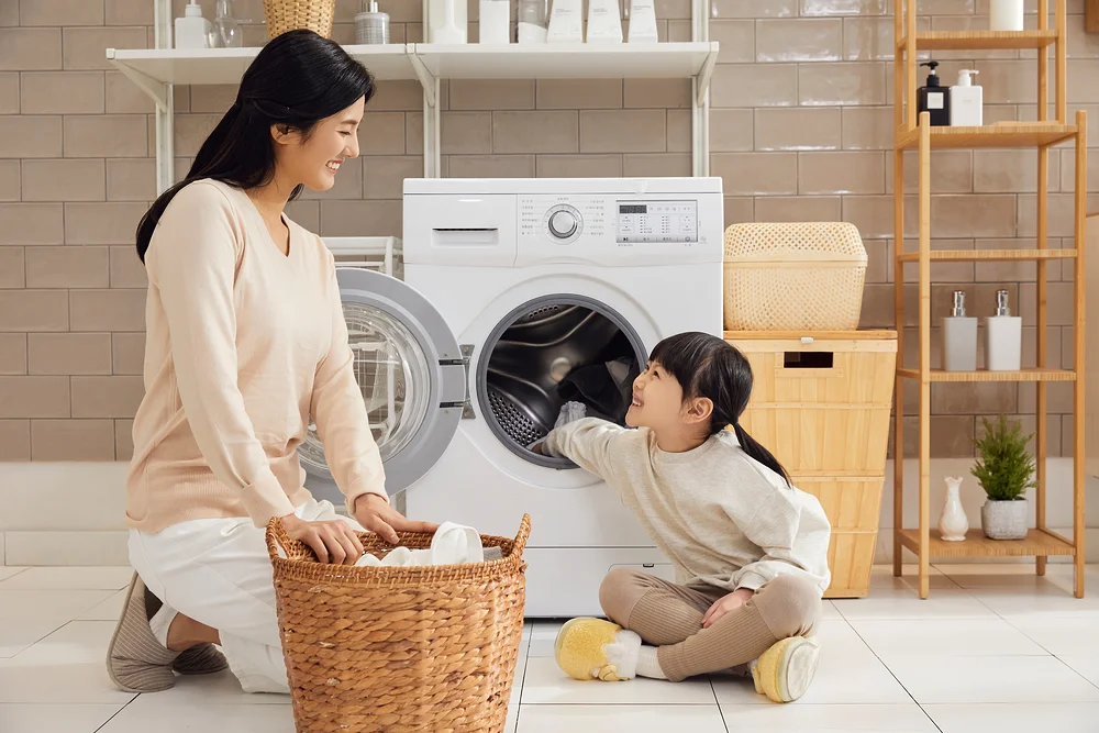 송파 성범죄 신상공개, 면제 받을 수 있을까? 3 송파 성범죄 신상공개 심사|세탁기 앞에서 함께 빨래를 하는 엄마와 딸
