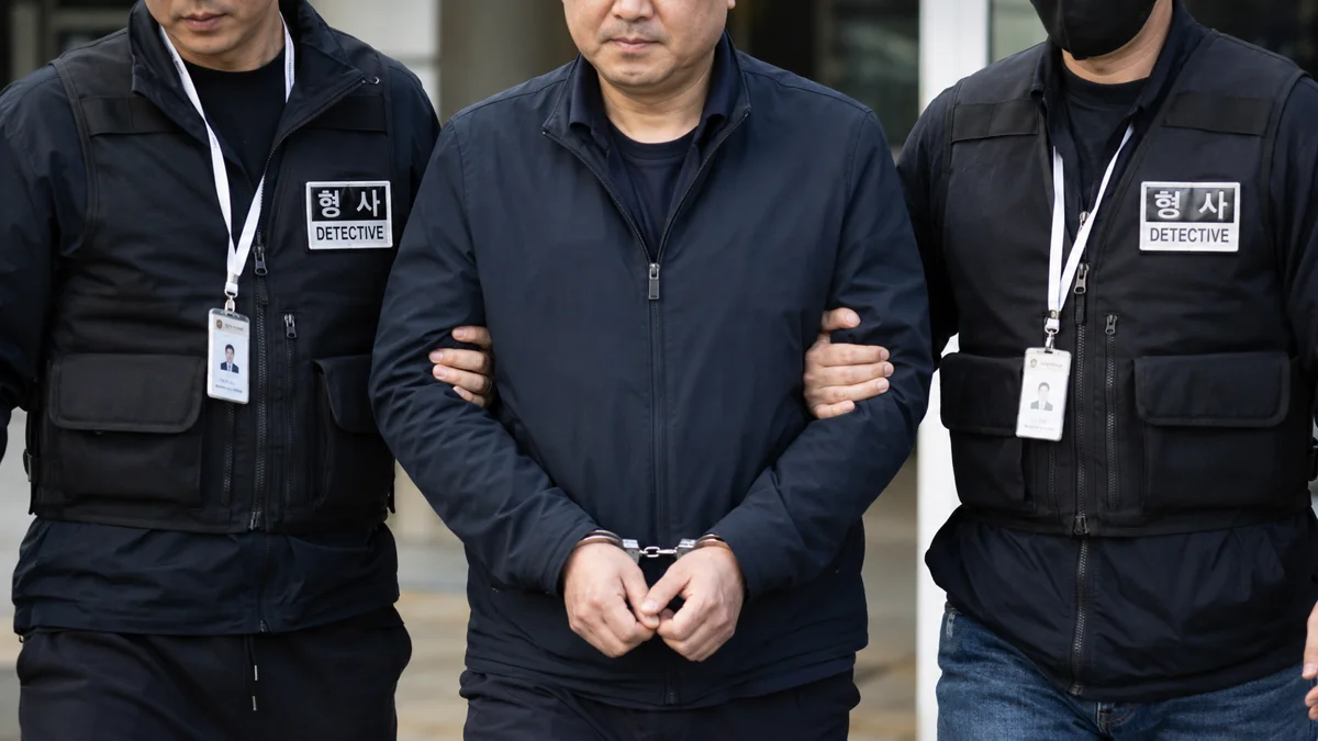 동영상 유포 처벌, 촬영 동의 있어도 유포 동의 없으면? 3 동영상 유포 처벌|형사들에게 연행되는 수갑을 찬 피의자